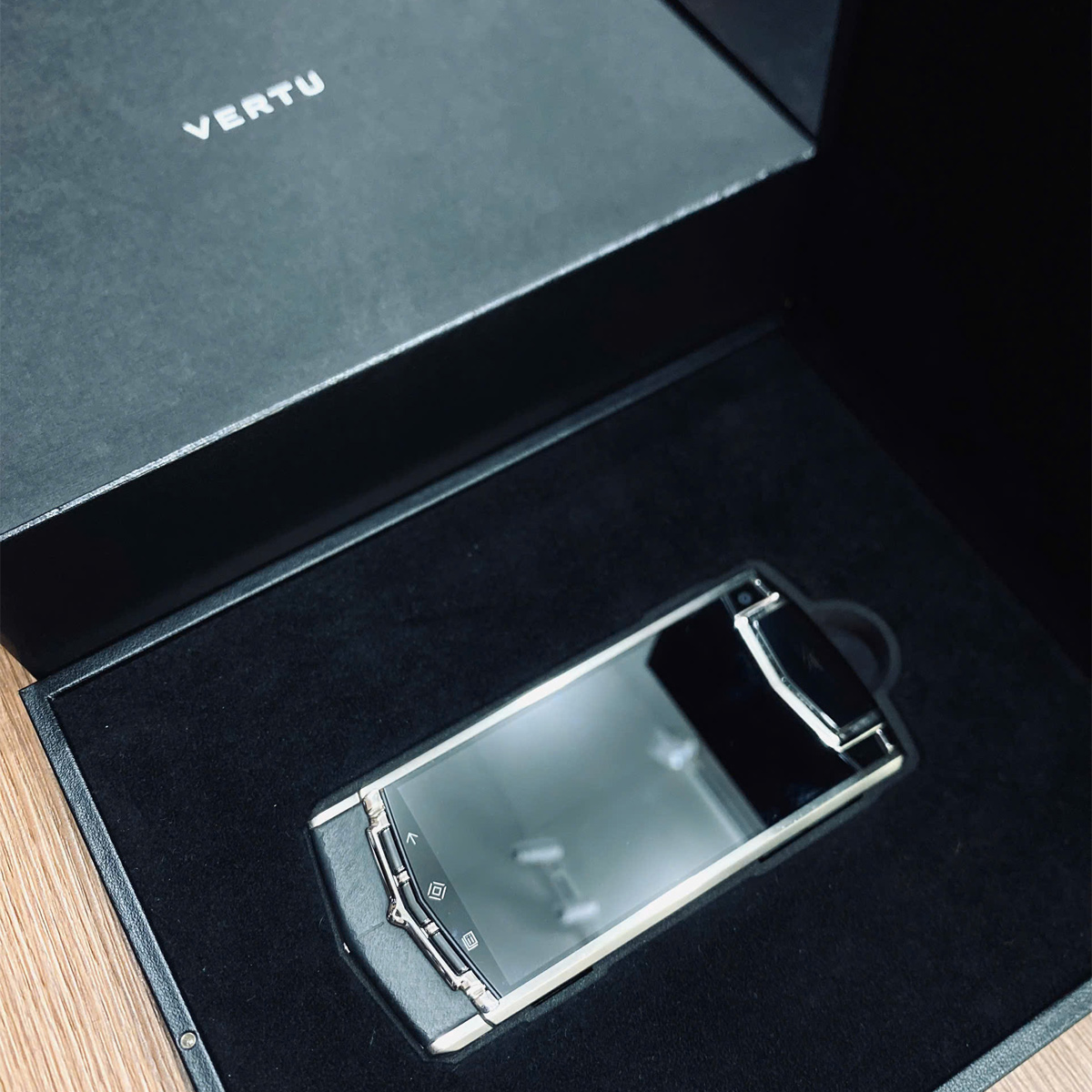 Điện Thoại VERTU TI