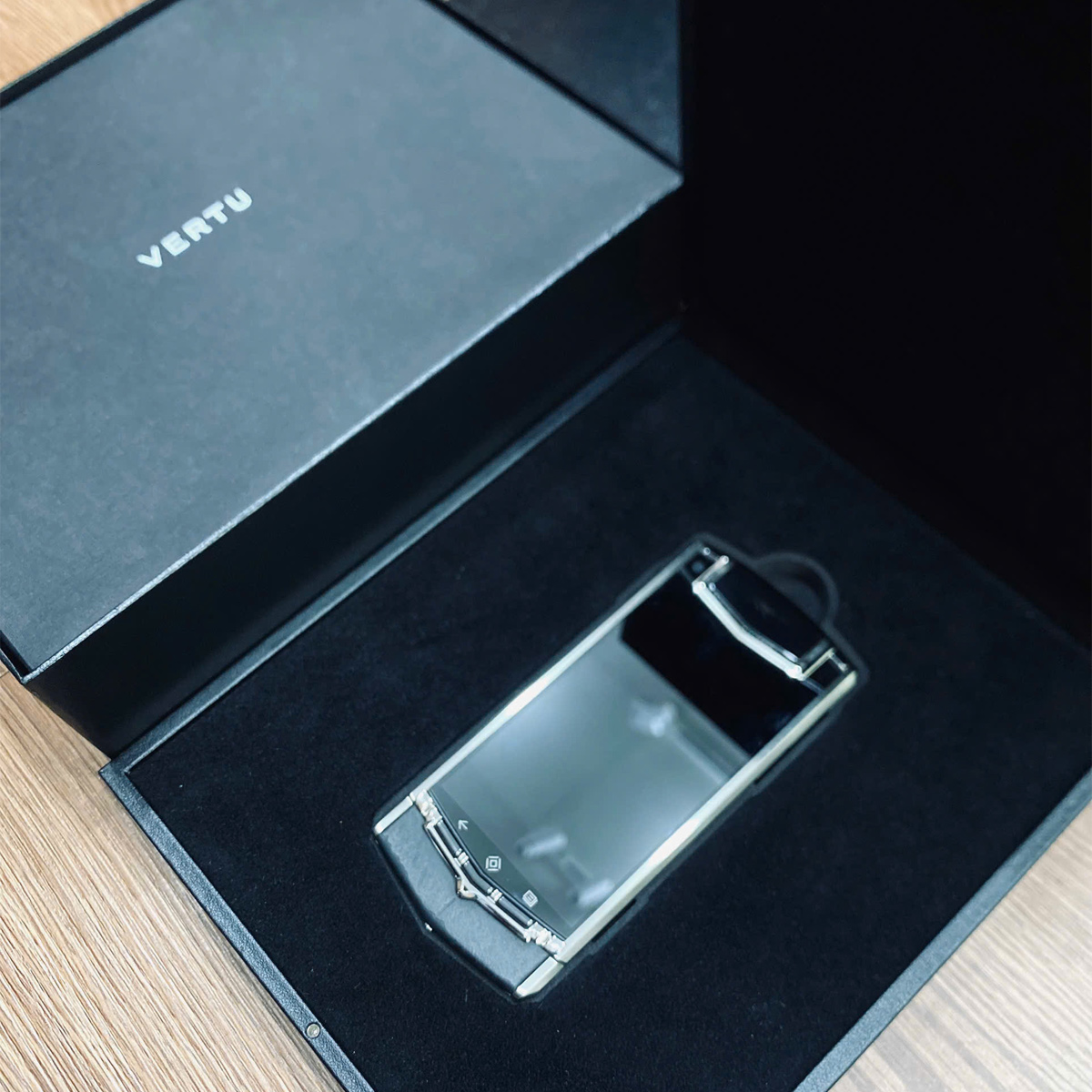 Điện Thoại VERTU TI